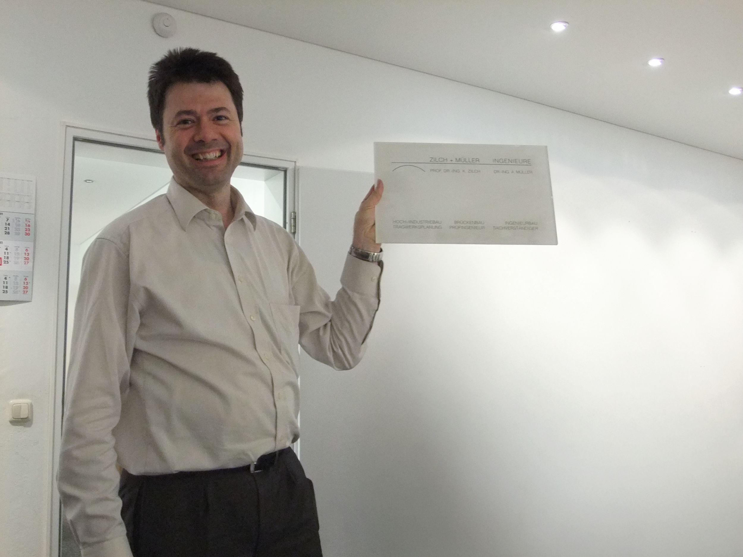 Gründer André Müller zeigt das alte Logo der ehem. Zilch + Müller Ingenieure - heute ZM-I Gruppe.