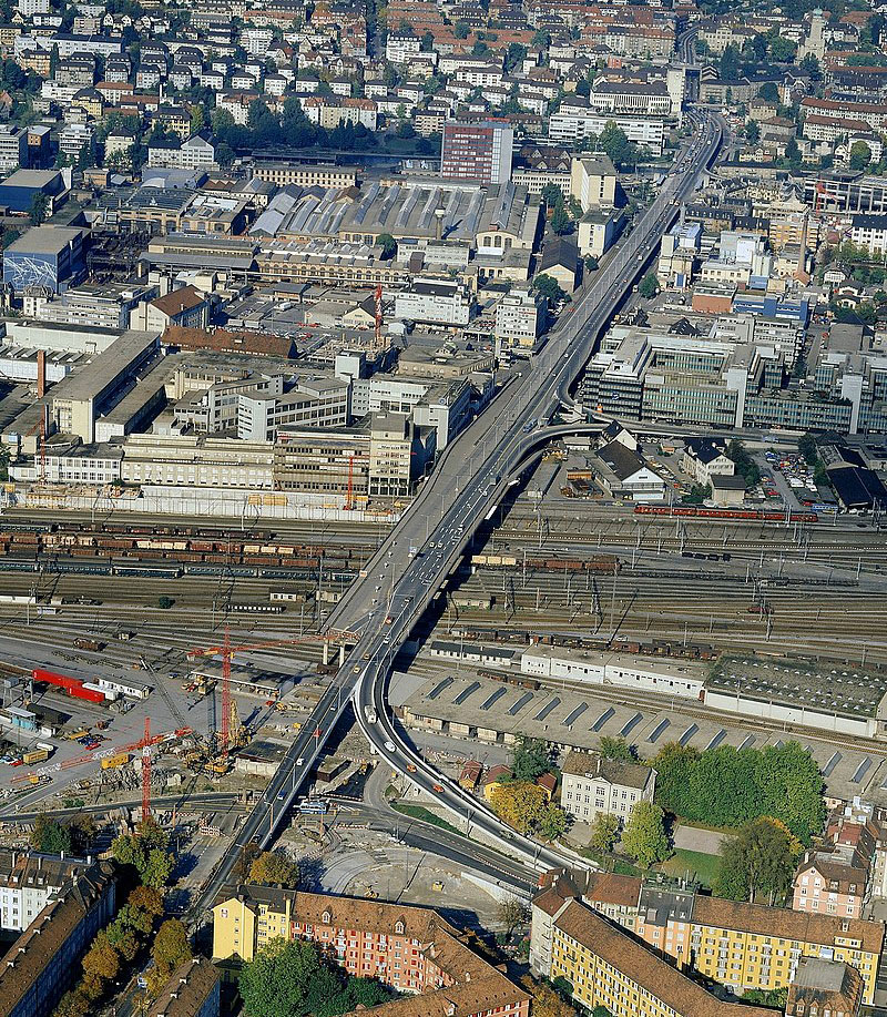 Planung des Systems Feste Fahrbahn, Schienenoberbau, Schienenspannung, statische Nachweise für die Trambahnspuren am Verkehrsknotenpunkt Hardbrücke in Zürich, Schweiz
